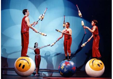 SPECTACOL CU ECHILIBRU. Printre atracţiile circului Europa se numără şi jongleriile şi acrobaţiile, atât la sol, cât şi la înălţime 